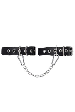 Черные оковы из одного ремешка с люверсами